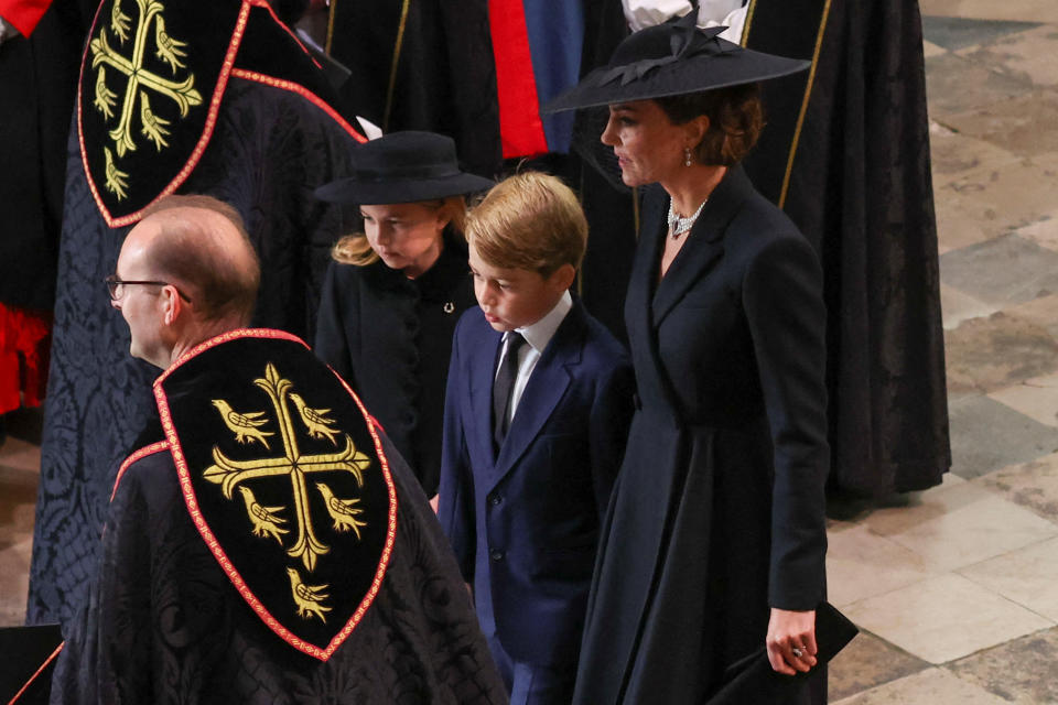 The Princess of Wales, Prince George and Princess Charlotte arrive at Westminster Abbey ahead of the coffin procession. (Getty Images)