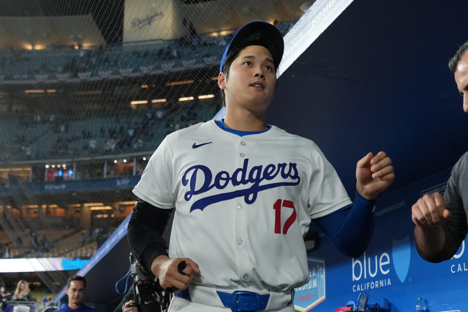 LOS ANGELES, CA - 03 APRILE: Il battitore Shohei Ohtani (17) designato dei Los Angeles Dodgers corre attraverso la panchina dopo la partita tra i San Francisco Giants e i Los Angeles Dodgers mercoledì 3 aprile 2024 al Dodger Stadium, Los Angeles, California.  (Foto di Peter Gonnelett/Ikon Sportswire tramite Getty Images)