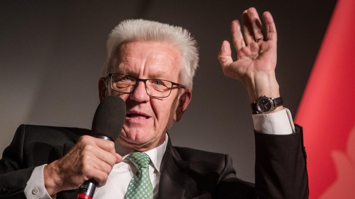 Baden-Württembergs Ministerpräsident Winfried Kretschmann (Grüne) rudert bei seiner Bemerkung über «junge Männerhorden» zurück. Foto: Christoph Schmidt