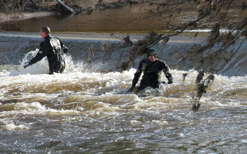 Police divers have returned to the River Wyre