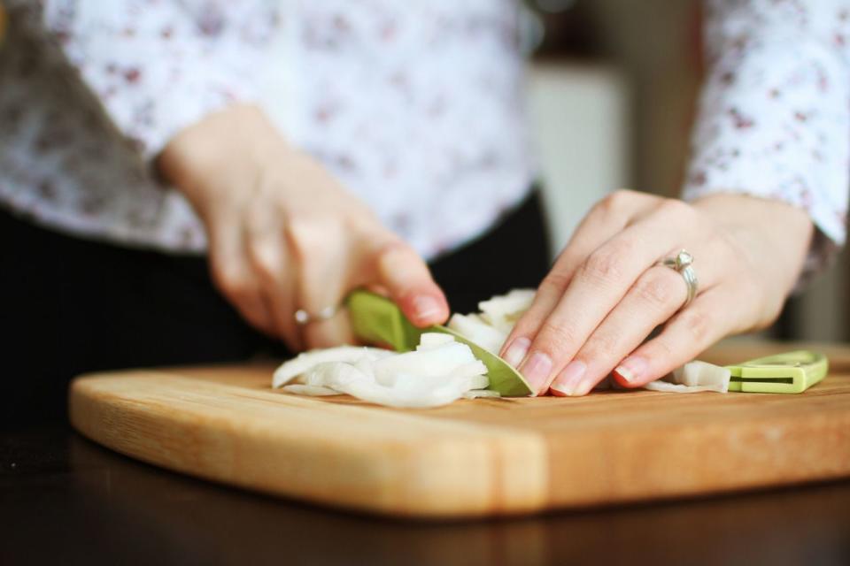 Pour découper un oignon en lamelles verticales sans qu’il ne se réduise en miettes, arrêtez-vous à quelques tranches de la fin. Coupez-le ensuite dans l’autre sens de façon transversale, et il ne vous tombera pas des mains.