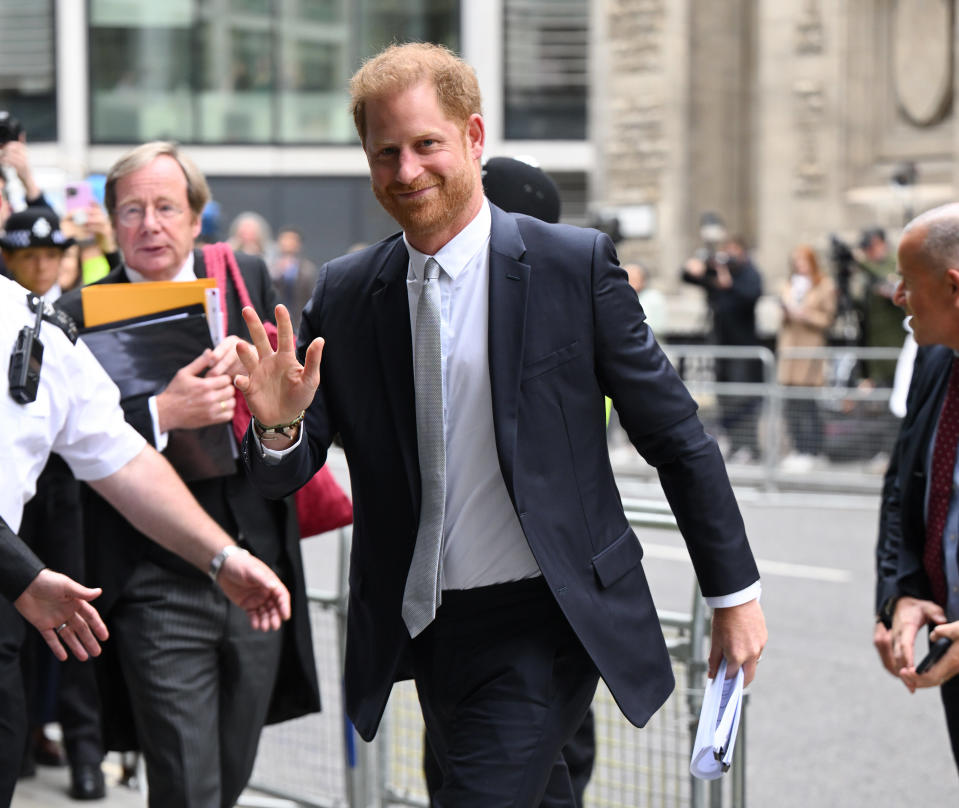 Le prince Harry arrive à la Haute Cour de Londres pour son procès contre des tabloïds britanniques le 7 juin.