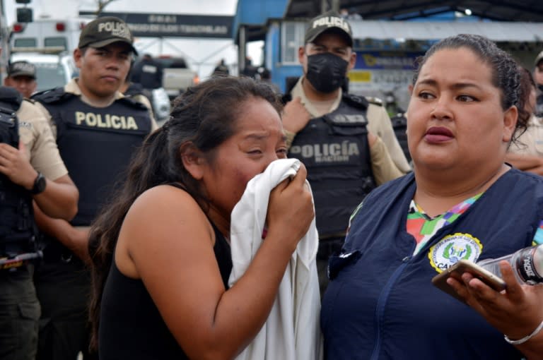 Familiares de reclusos aguardan noticias frente a la cárcel Bellavista de la provincia ecuatoriana de Santo Domingo de los Tsáchilas, el 9 de mayo de 2022 (AFP/Juan Carlos Pérez)
