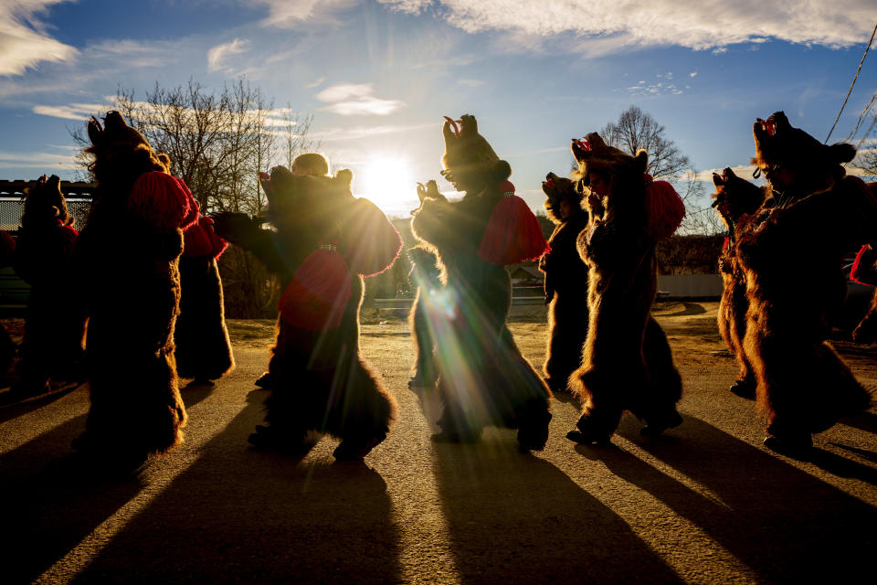 Integrantes de la manada de osos Sipoteni caminan por Vasieni, en el norte de Rumanía, el 26 de diciembre de 2023, mientras recorren distintas localidades para el tradicional ritual del baile del oso. Hace siglos, quienes vivían en lo que ahora es el noreste de Rumanía se cubrían con pieles de oso y bailaban para ahuyentar a los malos espíritus. Esa costumbre es conocida hoy en día como el Festival del Baile del Oso, que cada diciembre atrae a multitud de turistas. (AP Foto/Vadim Ghirda)