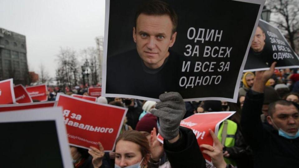 Manifestantes pidiendo la liberación de Navalny en una protesta en Moscú en 2021. (BBC)