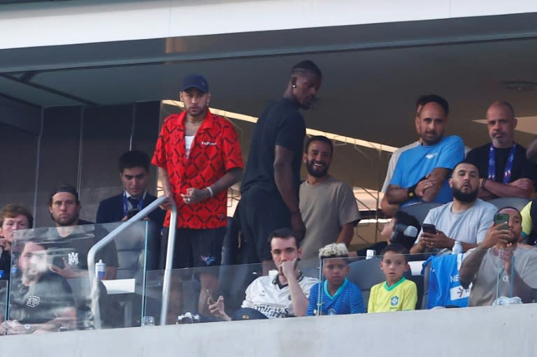 Neymar (izquierda de pie) junto a Jimmy Butler en el partido del lunes entre Brasil y Costa Rica. (RONALD MARTINEZ)