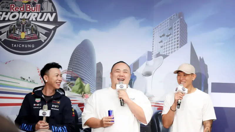 ▲頑童MJ116受邀在Red Bull Showrun Taichung上演出，瘦子透露先前曾被角田裕毅拒絕，因此這次在自己主場邀約對方合照。左起為小春、大淵、瘦子。（圖／Red Bull提供）