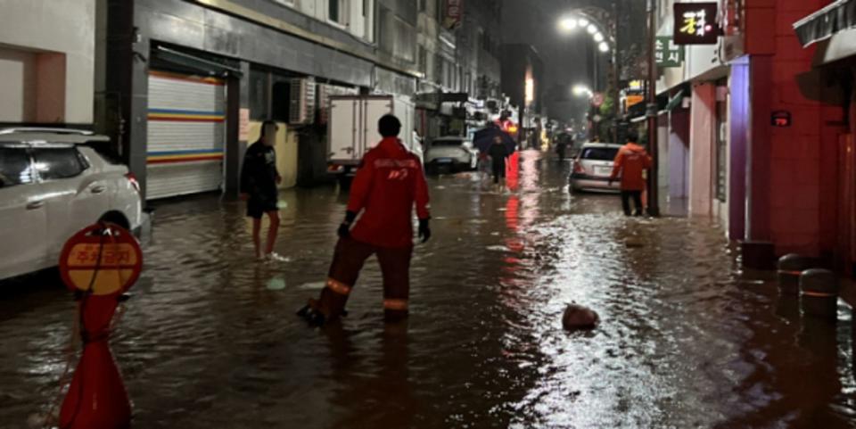 全羅北道群山郡更是遭遇200年一遇的強降雨襲擊。（翻攝自X@etodaynews）