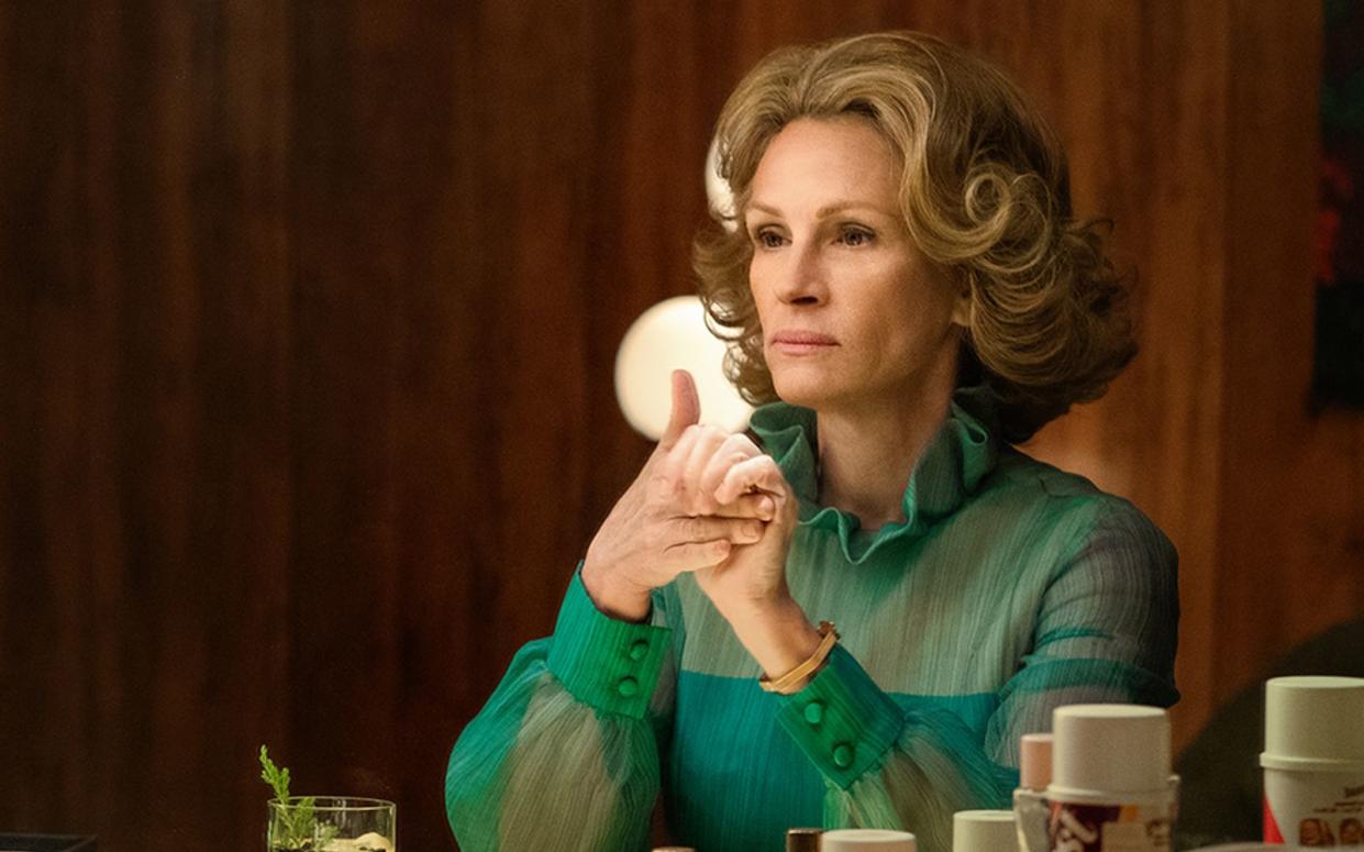 Martha Mitchell (Julia Roberts) sägt am Stuhl von US-Präsident Richard Nixon. (Bild: 2021 Starz Entertainment)