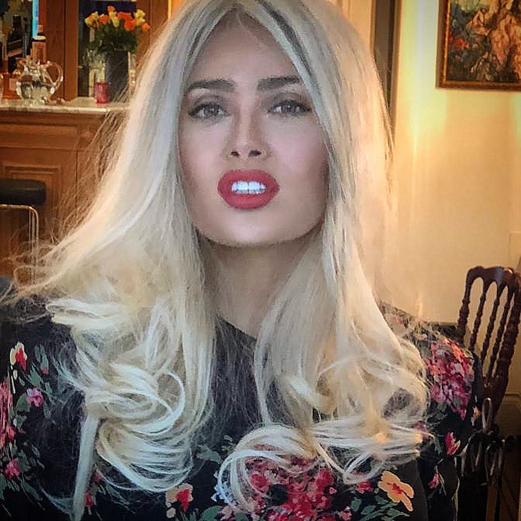 Salma Hayek quiso probarse como rubia, pero no la ha convencido el cambio. <a href="https://www.instagram.com/salmahayek/?hl=en" rel="nofollow noopener" target="_blank" data-ylk="slk:Foto: Salma Hayek/Instagram;elm:context_link;itc:0;sec:content-canvas" class="link ">Foto: Salma Hayek/Instagram</a>