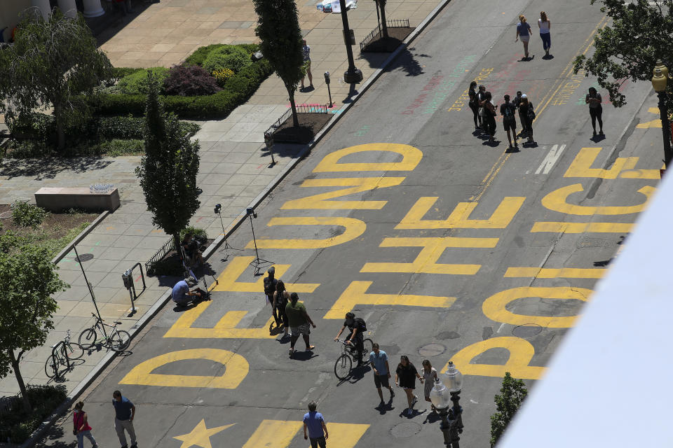El lema “Defund The Police” fue pintado en grandes letras en una calle cercana a la Casa Blanca en  Washington DC. (Photo by Tasos Katopodis/Getty Images)