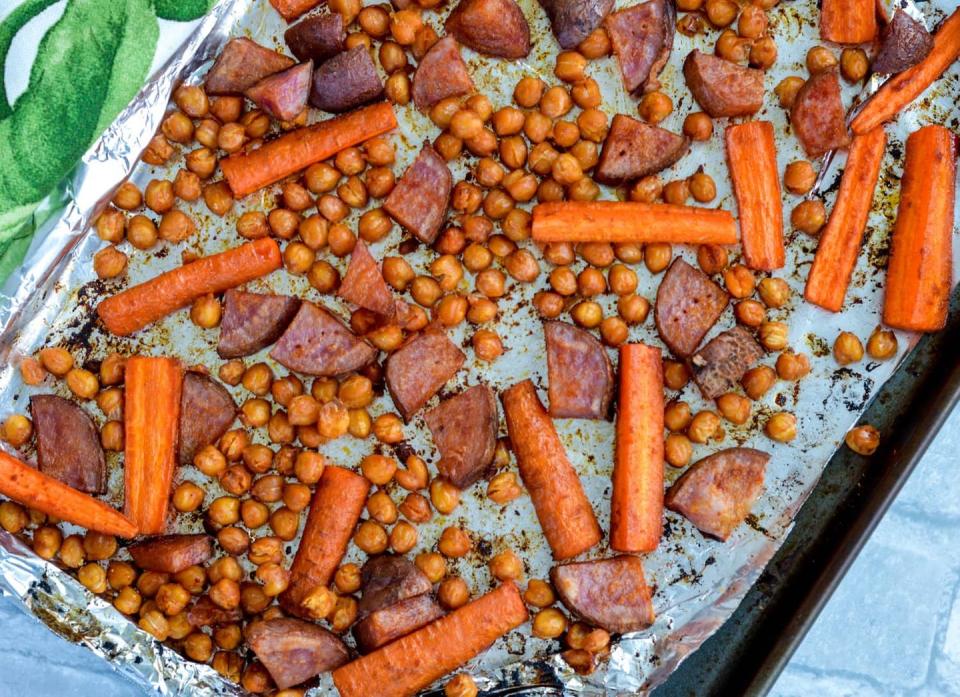 smoky, sweet and spicy sheet pan veggies chickpeas