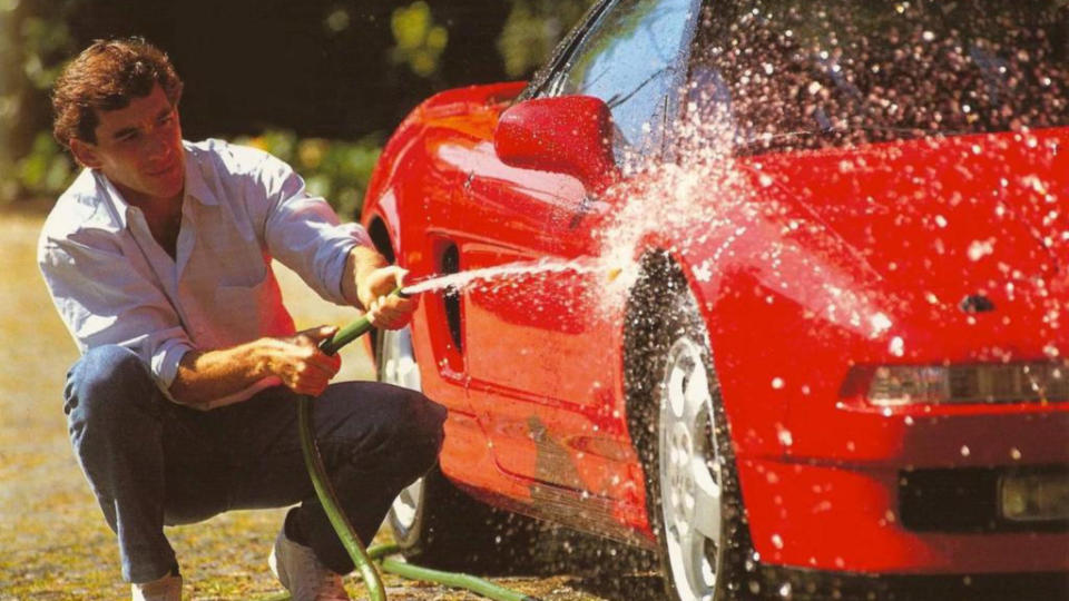 洗拿曾被捕捉親自幫這輛NSX洗車的畫面。(圖片來源 / Auto Trader UK)