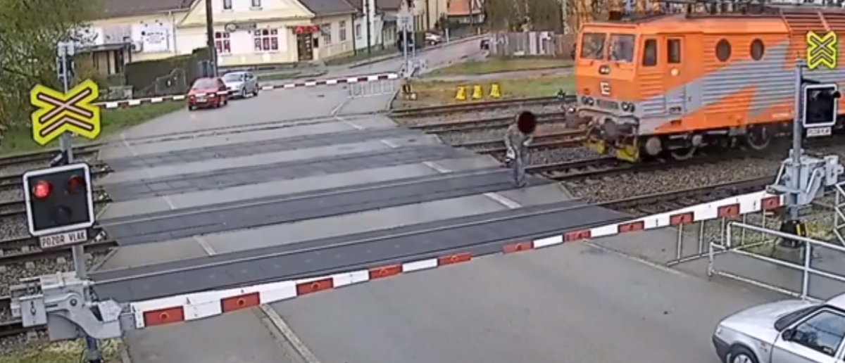 Man disregards signal, walks right into path of oncoming train [VIDEO]