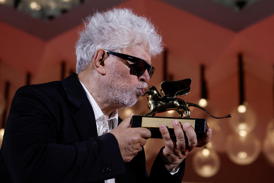 El director Pedro Almodóvar posa con su León de Oro a la Mejor Película por la cinta «La habitación de al lado», durante la 81ª edición del Festival de Cine de Venecia, Italia, 7 de septiembre de 2024.    REUTERS/Louisa Gouliamaki