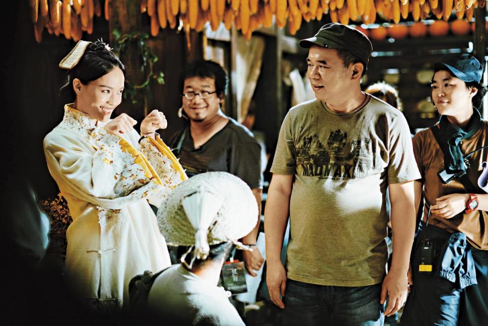 導演陳玉勳（右）用心拍大製作的《健忘村》，在中國上映被特別對待，排片率極低。