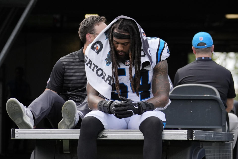 CHARLOTTE, CAROLINA UTARA - 29 SEPTEMBER: Shaq Thompson #54 dari Carolina Panthers dikeluarkan dari lapangan setelah cedera pada kuarter keempat melawan Cincinnati Bengals di Stadion Bank of America pada 29 September 2024 di Charlotte, Carolina Utara. (Foto oleh Matt Kelley/Getty Images)