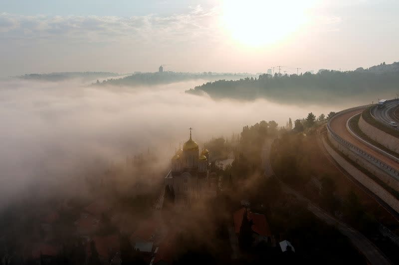 Vista aérea muestra la niebla de la mañana sobre la Catedral de Todos los Santos Rusos en los terrenos del Convento Gorny Ortodoxo Ruso en Ein Kerem, Jerusalén