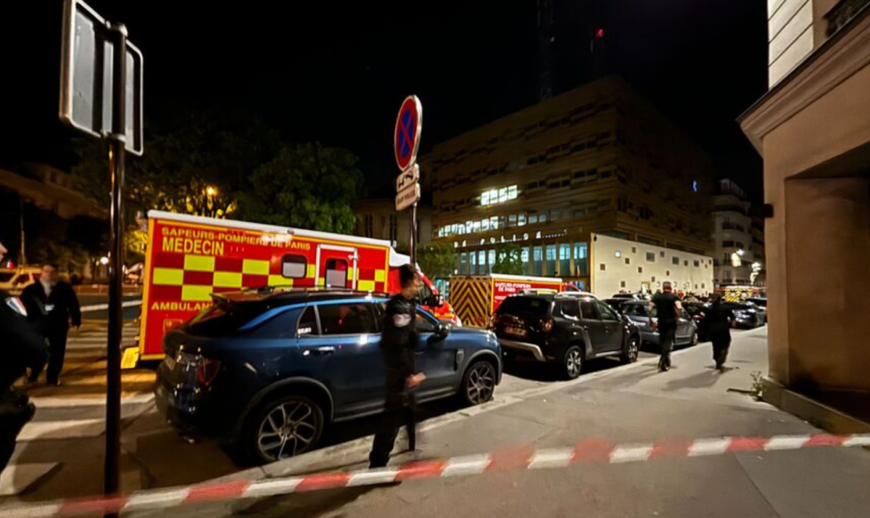 法國巴黎第13區一間警署發生搶警槍開火事件，兩名警員受重傷，情況危殆。(網上圖片)
