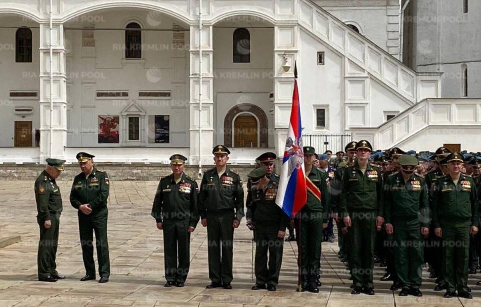 普丁表揚俄軍人，稱因有他們的機智行動，才得以平定叛亂。   畫面翻攝自@NOELreport