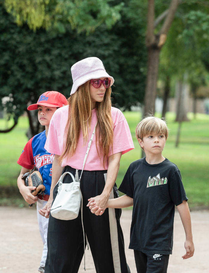 Sasha y Milán de paseo con su madre