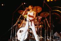 Freddie Mercury - hier der echte - war von 1970 bis zu seinem Tod 1991 Frontmann der Rock-Gruppe Queen und eine Naturgewalt auf der Bühne. Malek schafft es vor allem, Mercurys Bühnenpräsenz perfekt nachzuahmen, das Make-up sorgt zudem dafür, dass er und die weiteren Bandmitglieder den Vorbildern sehr ähnlich sehen ... (Bild: Fox Photos/Hulton Archive/Getty Images)