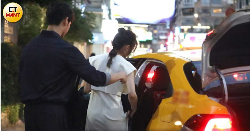 晚上一行人又搭車前往試映會現場，管麟很順手護著吳季璇先上車。（圖／本刊攝影組）