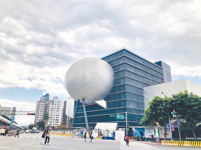 台北表演藝術中心鄰近捷運劍潭站交通便利，但球體外觀矗立半空，讓行經的民眾膽顫心驚。（吳康瑋攝）