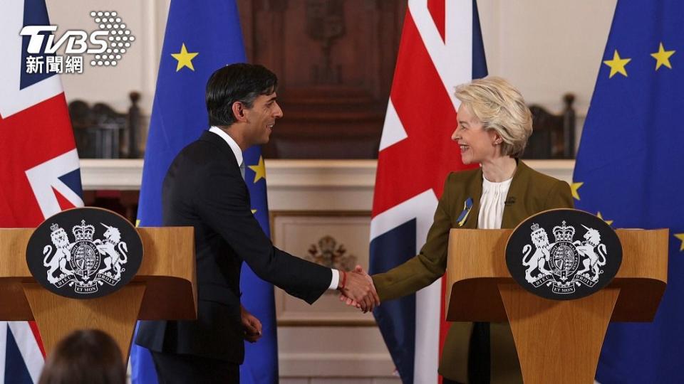 英國首相蘇納克與歐盟執委會主席馮德萊恩簽訂溫莎框架。（圖／達志影像美聯社資料畫面）