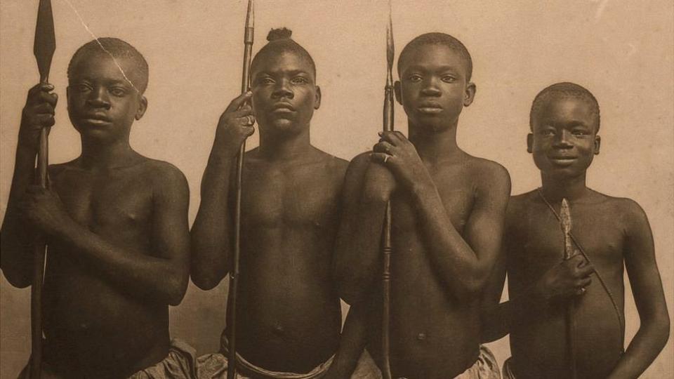 Grupo de africanos exhibidos durante la feria de 1904.