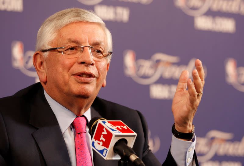 FOTO DE ARCHIVO: El excomisionado de la NBA, David Stern, en una conferencia de prensa antes del Primer Juego de las Finales de Baloncesto de la NBA en Miami, Florida, el 6 de junio de 2013