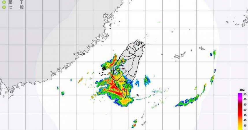 中央氣象局鄭明典26號上午在臉書上，貼一張雷達合成回波圖，並說「強回波在海面集結，注意囉！」只見雷達上一大片紅色強回波正靠近南部地區。（圖／翻攝畫面）