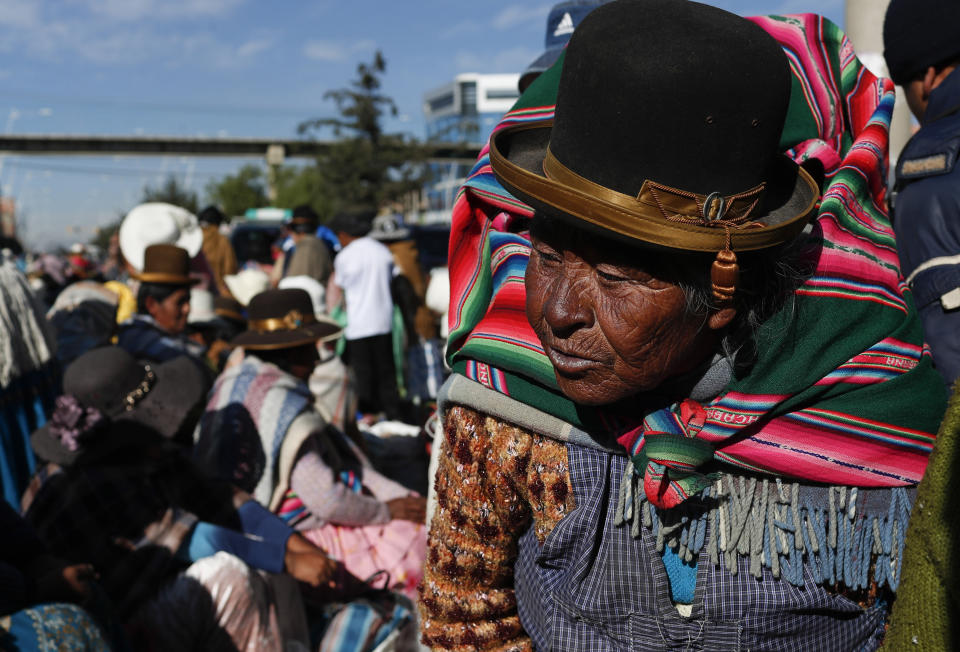 En esta foto del 29 de noviembre de 2019, una mujer aymara camina en un mercado callejero en El Alto, Bolivia. (AP Foto/Juan Karita)