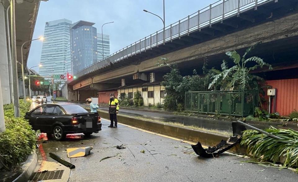 男子酒駕自撞車子零件散落一地。（圖／翻攝畫面）