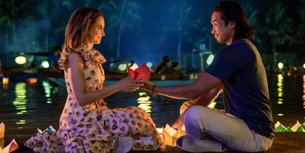 a tourist's guide to love l to r rachael leigh cook as amanda and scott ly as sinh in a tourist's guide to love cr sasidis sasisakulpornnetflix © 2022