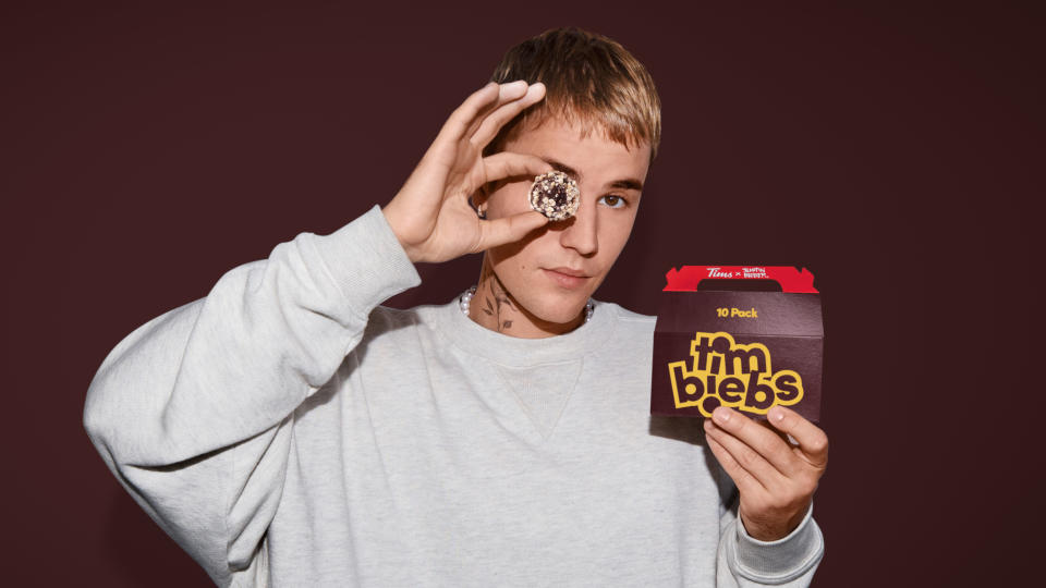 Tim Hortons et Justin Bieber ont annoncé un partenariat en novembre qui comprenait le lancement de trois nouvelles saveurs Timbit, appelées 