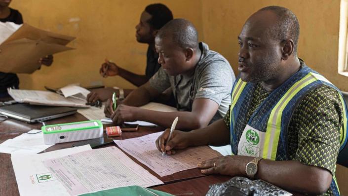 Ein Beamter der Independent National Electoral Commission (INEC) gibt am 26. Februar 2023 nach den Präsidentschafts- und Parlamentswahlen in Nigeria die Wahlergebnisse in den INEC-Büros in Awka, Nigeria, bekannt