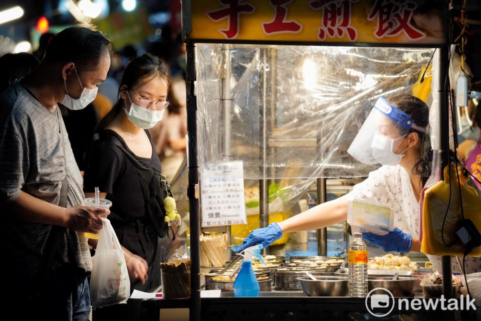 逛夜市的市民選購煎餃。   圖：張良一/攝