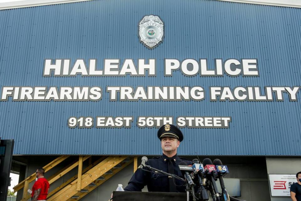 El teniente Eddie Rodríguez, del Departamento de Policía de Hialeah, habla durante la inauguración del nuevo Centro de Capacitación de la Policía de Hialeah en 918 East 56th Street en Hialeah, Florida, el miércoles 8 de septiembre de 2021.