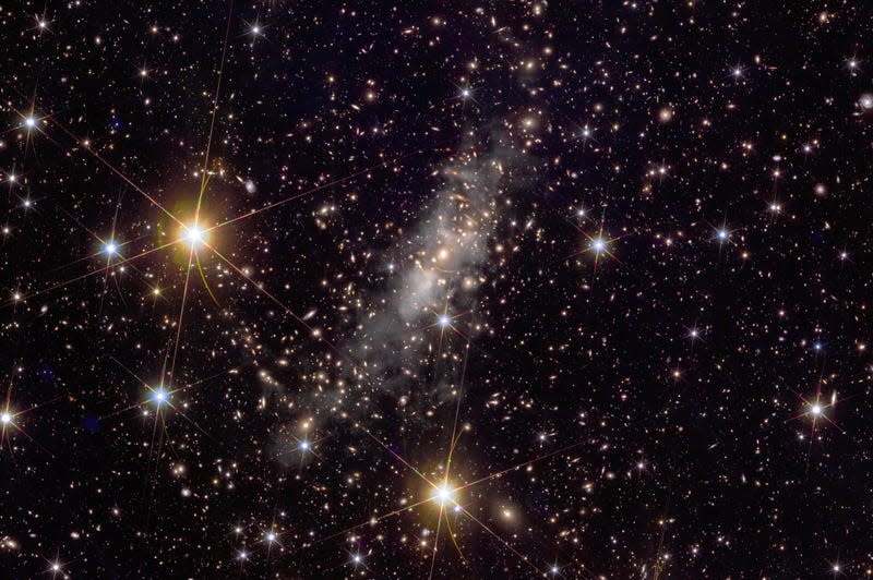 Gravitational lensing in the galaxy cluster. - Image: ESA/Euclid/Euclid Consortium/NASA, image processing by J.-C. Cuillandre (CEA Paris-Saclay), G. Anselmi; CC BY-SA 3.0 IGO or ESA Standard Licence.