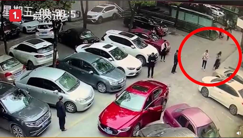 女駕駛下車查看後直接逃離現場。（圖／翻攝自微博）