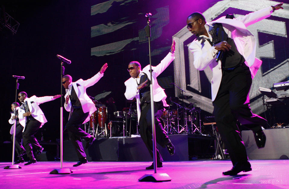 FILE - New Edition da un concierto en el Festival Essence en Nueva Orleans el 3 de julio de 2011. El grupo de R&B volverá a presentarse este fin de semana en el festival, que regresa de manera presencial tras una pausa de dos años debido a la pandemia. (Foto AP/Patrick Semansky, archivo)