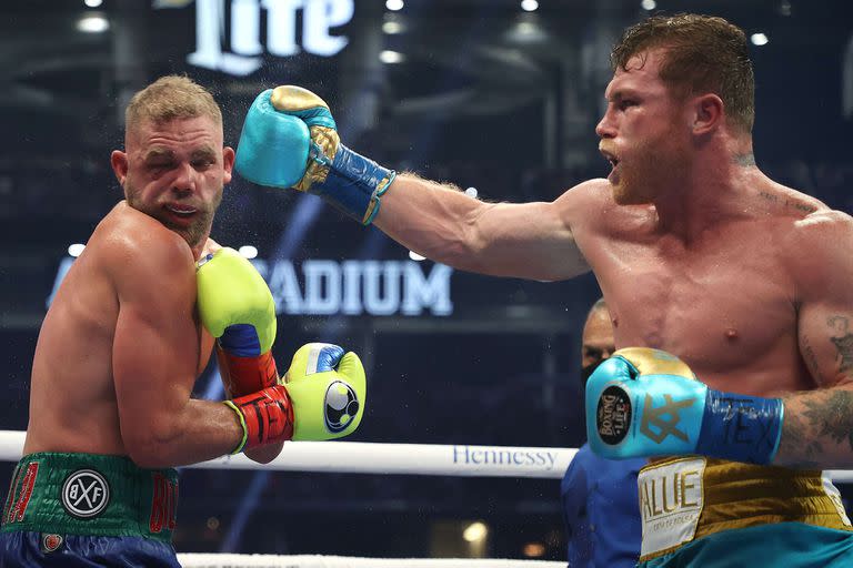 Canelo Alvarez castiga a Billy Joe Saunders: el mexicano fracturó el hueso orbital de su rival, que tuvo que ser internado