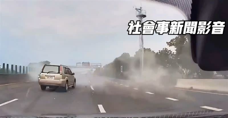 內側車道的白色轎車遭側撞，騰空360度翻滾，最後撞擊到外側護欄。(圖／翻攝自社會事新聞影音)