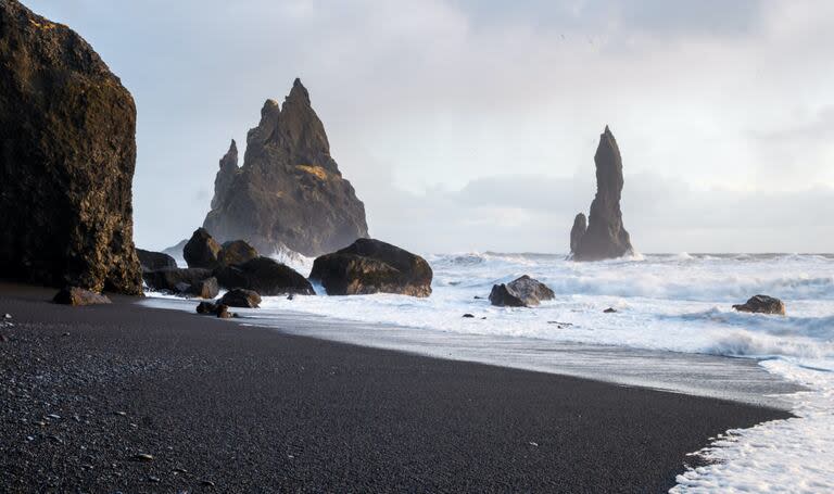 Playa de arena negra en Islandia