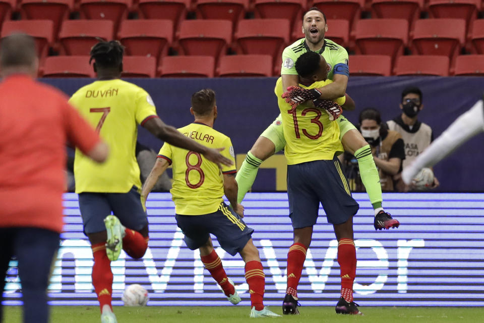 David Ospina, arquero de Colombia, festeja con Yerry Mina, luego de vencer a Uruguay en la tanda de penales que definió el duelo de cuartos de final de la Copa América, el sábado 3 de julio de 2021, en Brasilia. (AP Foto/Bruna Prado)