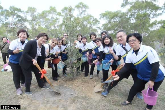 王縣長感謝大家與志工夥伴們一起來種樹，讓公園綠美化，為後代打造更加優質的生活。（記者方一成攝）