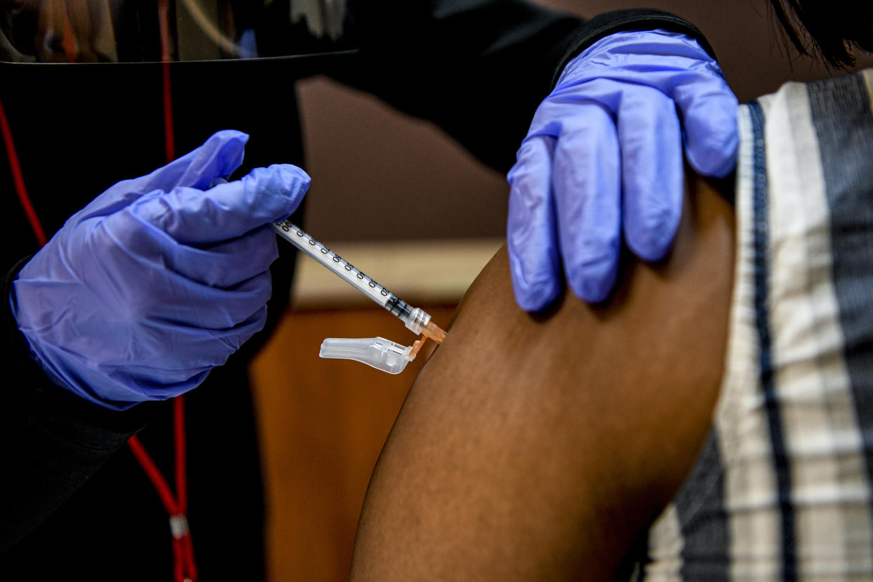 Un profesional de la salud administra una vacuna contra la COVID-19 en Washington, el 4 de febrero de 2021. (Kenny Holston/The New York Times)
