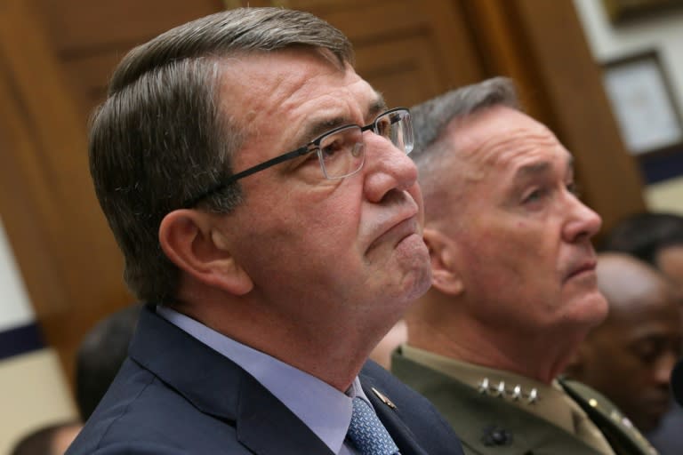 Ashton Carter (g) secrétaire américain à la Défense et le général Joseph Dunford Jr(d), chef des Etats majors le 1er décembre 2015 à Washington