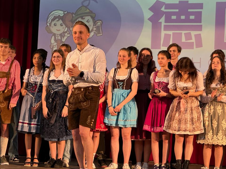 德國文特瑞德中學教師Mr. Hermann帶領學生用德國民謠歡迎新北師生